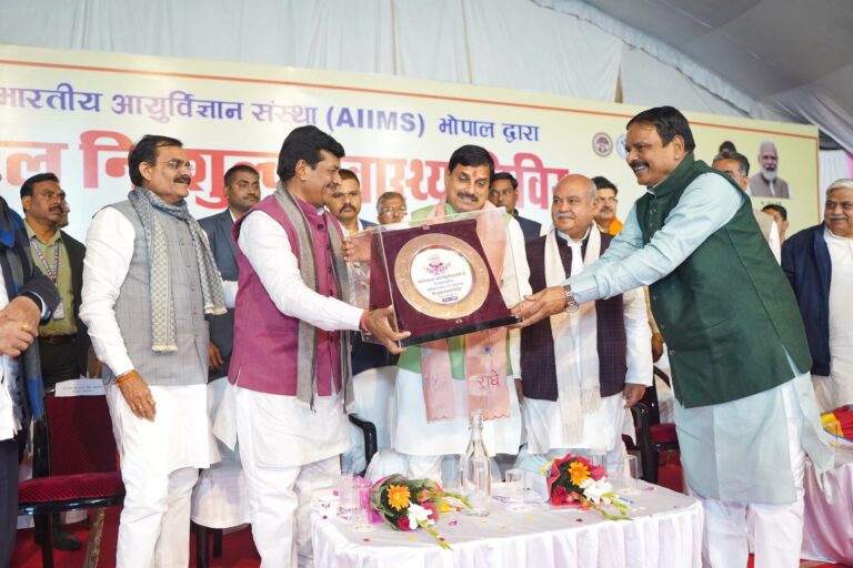 एमपी की मोहन सरकार का कैसा रहा पहला साल? जानें भोपाल के लोगों ने 10 में से कितने नंबर दिए