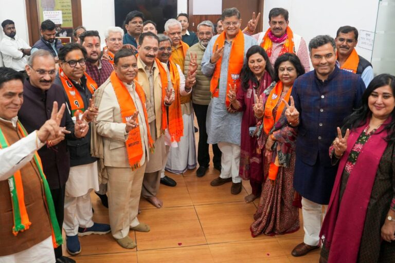 दिल्ली की कमान किसके हाथ? शपथ ग्रहण से पहले बढ़ा राजनीतिक रोमांच