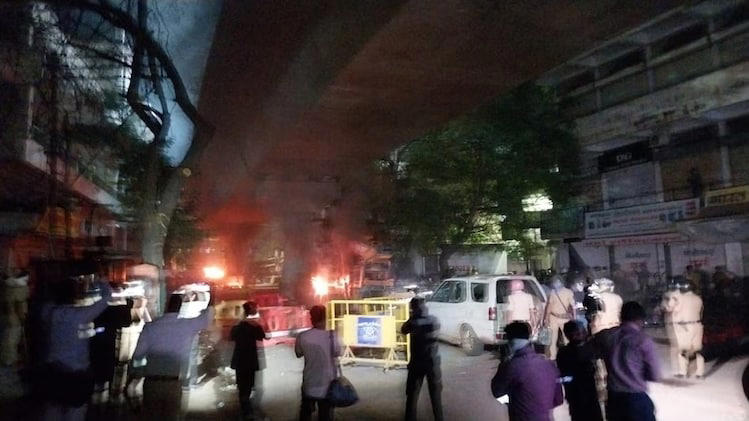 नागपुर में बेकाबू हिंसा: दर्जनों गाड़ियां जलीं, 20 लोग घायल, 17 हिरासत में