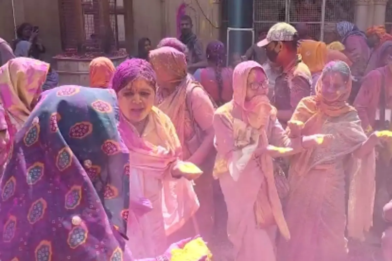 गोपीनाथ मंदिर में खिला प्रेम का गुलाल: विधवा माताओं ने मनाई अनोखी होली