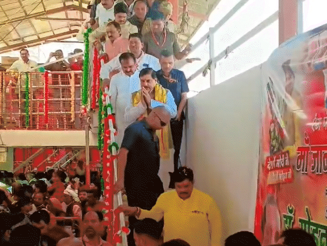 करीला मेले में सुरक्षा चूक: मंदिर की सीढ़ी टूटी, CM मोहन यादव को लोगों ने संभाला
