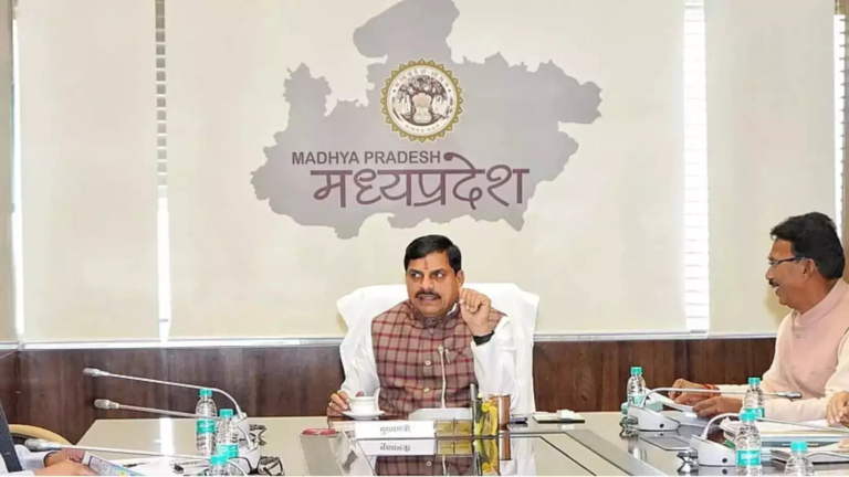 CM का कड़ा एक्शन: बैठक के बीच फूटा गुस्सा, 4 अफसर सस्पेंड